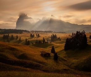 Dolomity, Dolina Val Gardena, Góry Sassolungo, Płaskowyż Seiser Alm, Włochy, Domy, Wschód słońca, Drzewa, Wzgórza