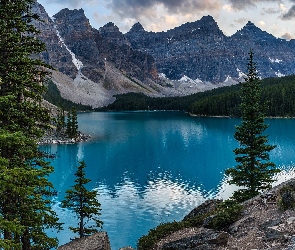 Drzewa, Góry, Prowincja Alberta, Chmury, Jezioro Moraine, Kanada, Park Narodowy Banff