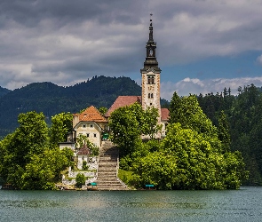 Jezioro Bled, Schody, Wyspa Blejski Otok, Słowenia, Chmury, Lasy, Góry, Drzewa, Kościół Wniebowzięcia Marii Panny