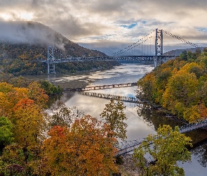 Drzewa, Purple Heart Veterans Memorial Bridge, Jesień, Most Bear Mountain Bridge, Nowy Jork, Rzeka Hudson River, Stany Zjednoczone, Góry