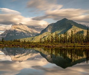 Kanada, Jezioro, Chmury, Vermilion Lakes, Góry, Drzewa, Park Narodowy Banff, Odbicie, Alberta, Las