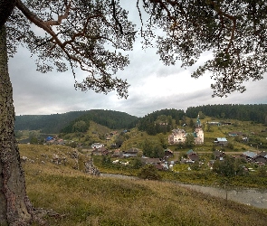 Rzeka Czusowaja, Drzewo, Wieś Kyn, Domy, Kraj Permski, Cerkiew, Rosja, Cedr