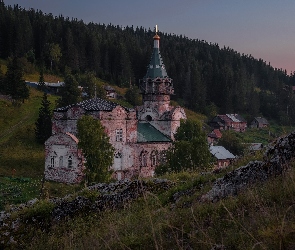 Rosja, Kraj Permski, Domy, Cerkiew, Drzewa, Wieś Kyn