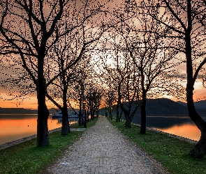Droga, Statek, Drzewa, Jezioro Kastoria, Kastoria, Latarnie, Grecja, Zachód słońca