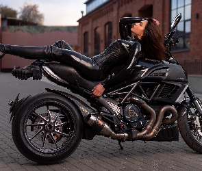 Kobieta, Ducati Diavel, Motocykl