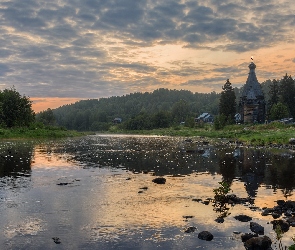 Mgła, Wschód słońca, Domy, Kamienie, Drzewa, Cerkiew, Rzeka