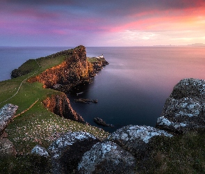 Morze Szkockie, Wyspa Skye, Zachód słońca, Skały, Latarnia morska Neist Point Lighthouse, Wybrzeże, Szkocja, Półwysep Duirinish