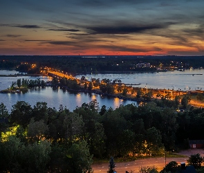 Finlandia, Morze, Wschód słońca, Domy, Drzewa, Droga, Las, Oświetlenie, Kotka, Zatoka Fińska, Wyspa Norssaari, Most