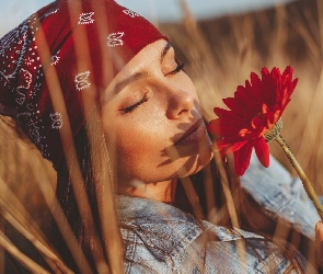 Czerwona, Gerbera, Kwiat, Chustka, Dziewczyna