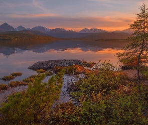 Kołyma, Góry, Obwód magadański, Rosja, Zachód słońca, Kępki, Drzewa, Trawy, Jezioro Jack London