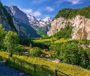 Szwajcaria, Lauterbrunnen, Domy, Kanton Berno, Droga, Alpy Berneńskie, Drzewa, Ogrodzenie, Góry, Dolina