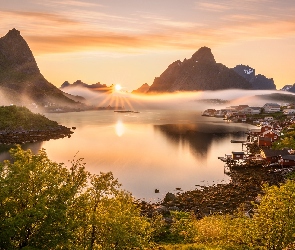 Lofoty, Domy, Norwegia, Morze Norweskie, Mgła, Wieś Reine, Wschód słońca, Góry