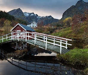 Wioska Nusfjord, Gmina Flakstad, Góry, Drzewa, Wyspa Flakstadoya, Norwegia, Rzeka, Lofoty, Skansen, Most, Domy