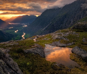 Zachód słońca, Góry Romsdalsalpene, Gmina Rauma, Norwegia, Dolina Romsdalen, Rzeka Rauma