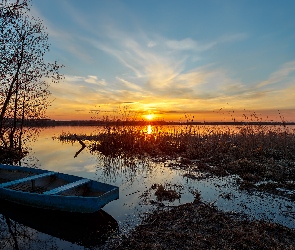 Jezioro, Zachód słońca, Drzewa, Łódka