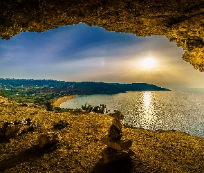 Calypso Cave, Zatoka Ramla Bay, Jaskinia Kalipso, Zachód słońca, Wyspa Gozo, Kamienie, Malta, Morze