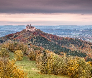 Zamek Hohenzollern, Góra Hohenzollern, Niemcy, Drzewa, Wzgórze, Badenia-Wirtembergia, Lasy