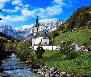 Park Narodowy Berchtesgaden, Rzeka Ramsauer Ache, Góry Alpy, Kościół św. Sebastiana, Bawaria, Ramsau bei Berchtesgaden, Niemcy, Most
