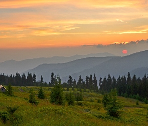 Dom, Drzewa, Góry, Zachód słońca, Chmury, Mgła