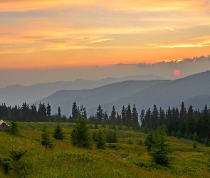 Zachód słońca, Góry, Dom, Mgła, Drzewa, Chmury