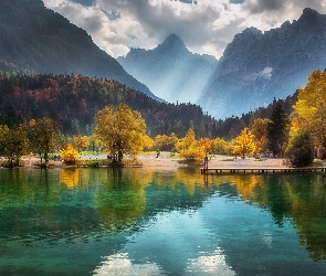 Jezioro Lake Jasna, Drzewa, Alpy Julijskie, Góry, Słowenia, Chmury, Jesień, Gmina Kranjska Gora, Pomost