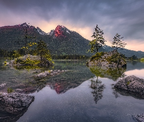 Jezioro Hintersee, Góry Alpy, Niemcy, Skały, Chmury, Bawaria, Drzewa
