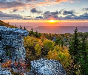 Drzewa, Skały, Wschód słońca, Krzewy, Góry, Jesień, Chmury