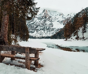 Ławka, Dolomity, Zima, Góry, Południowy Tyrol, Jezioro Pragser Wildsee, Włochy, Dolina Hochpustertal