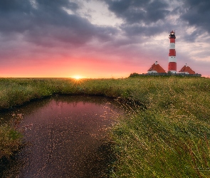 Kałuża, Latarnia morska Westerheversand, Niemcy, Zachód słońca, Chmury, Nordfriesland, Trawy