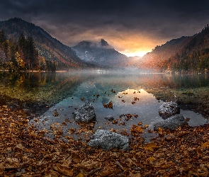 Austria, Jesień, Liście, Jezioro Langbathseen, Góry, Zachód słońca
