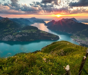 Chmury, Zachód słońca, Szwajcaria, Alpy Szwajcarskie, Jezioro Czterech Kantonów, Roślinność, Góry