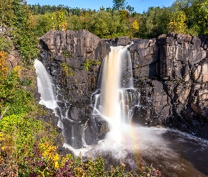 Skały, Drzewa, Wodospad, Rzeka Pigeon River, Stan Minnesota, High Falls of the Pigeon River, Stany Zjednoczone, Park stanowy Grand Portage