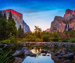 Drzewa, Rzeka Merced, Niebo, Góry, Stany Zjednoczone, Park Narodowy Yosemite, Kamienie, Kalifornia, Trawa