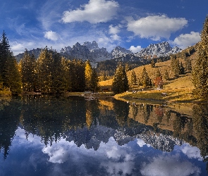 Północne Alpy Wapienne, Jezioro Almsee, Góry Gosaukamm, Chmury, Filzmoos, Drzewa, Austria, Odbicie