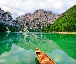 Tyrol, Jezioro Pragser Wildsee, Włochy, Dolomity, Kościół, Góry, Lasy, Łódka