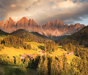 Góry, Włochy, Chmury, Las, Drzewa, Domy, Dolomity