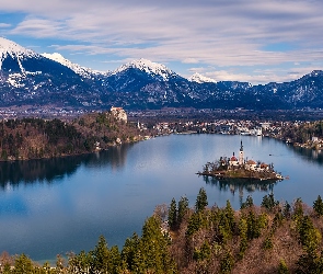 Wyspa Blejski Otok, Słowenia, Chmury, Kościół Wniebowzięcia Marii Panny, Góry, Drzewa, Jezioro Bled