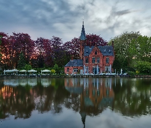 Belgia, Brugia, Dom, Restauracja Kasteel Minnewater, Drzewa, Jezioro Lake of Love