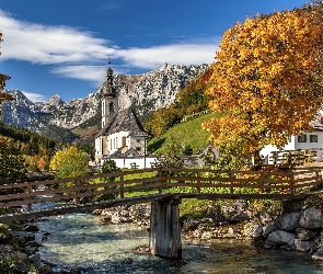 Niemcy, Most, Kościół św. Sebastiana, Rzeka Ramsauer Ache, Drzewa, Góry Alpy, Bawaria, Park Narodowy Berchtesgaden, Ramsau bei Berchtesgaden