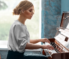 Blondynka, Krzesło, Okno, Pianino, Kobieta