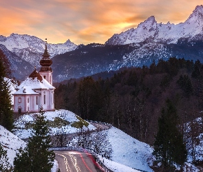 Niemcy, Drzewa, Droga, Sanktuarium Maria Gern, Kościół, Góry, Wschód słońca, Lasy, Bawaria, Zima, Berchtesgaden, Alpy Salzburskie