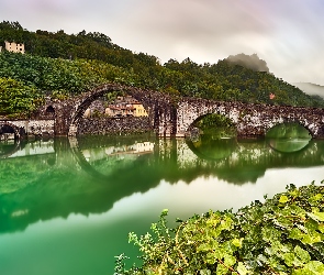 Rzeka Serchio, Drzewa, Włochy, Diabelski Most, Roślinność, Most Ponte della Maddalena, Mgła, Domy