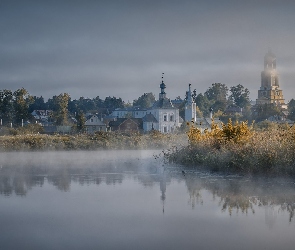 Rosja, Suzdal, Cerkiew, Obwód włodzimierski, Mgła, Drzewa, Zarośla, Jesień, Rzeka Kamienka, Domy