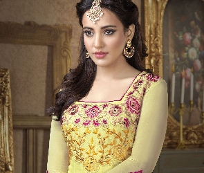 Aktorka, Neha Sharma, Kobieta