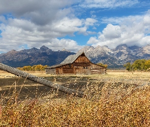 Trawa, Drzewa, Park Narodowy Grand Teton, Stodoła, Chmury, Stany Zjednoczone, Góry, Stan Wyoming, Ogrodzenie, Dom, Drewniana