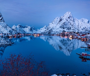 Morze Norweskie, Domy, Śnieg, Zima, Norwegia, Lofoty, Reine, Wyspa Moskenesoya, Góry