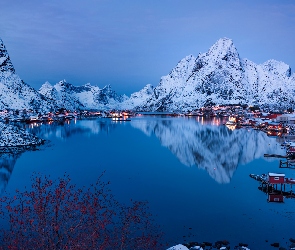 Zima, Wyspa Moskenesoya, Reine, Norwegia, Lofoty, Domy, Śnieg, Morze Norweskie, Góry