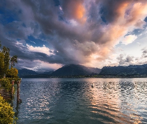 Jezioro Thunersee, Niebo, Kanton Berno, Szwajcaria, Łabędź, Drzewa, Chmury, Schody, Góry