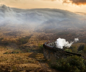 Pociąg parowy, Szkocja, Chmury, Most, Wiadukt Glenfinnan, Wzgórza, Tory