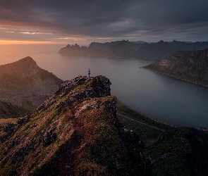 Norwegia, Wyspa Senja, Morze, Szczyt Husfjellet, Mgła, Postać, Góry